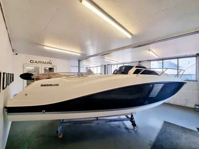 Quicksilver 555 Cabin