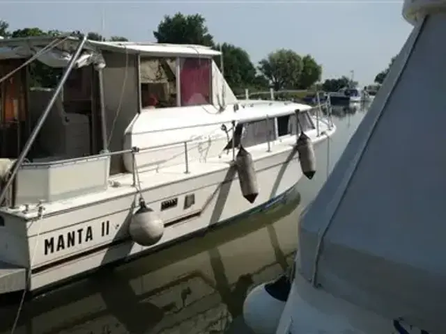 Chris Craft 31 Commander