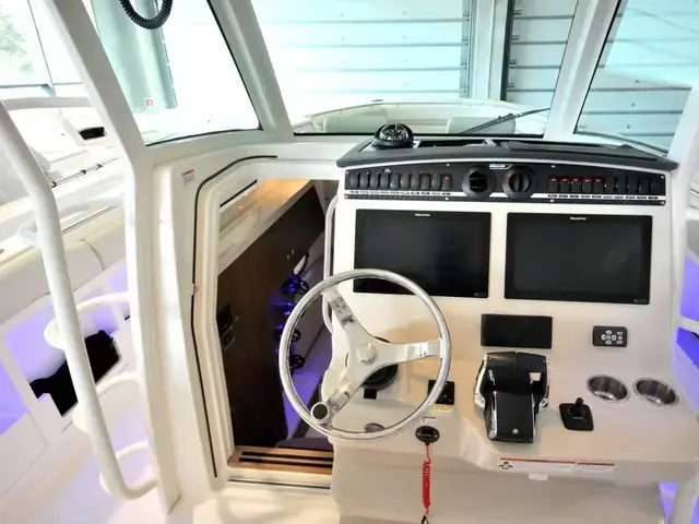 Boston Whaler 380 Outrage