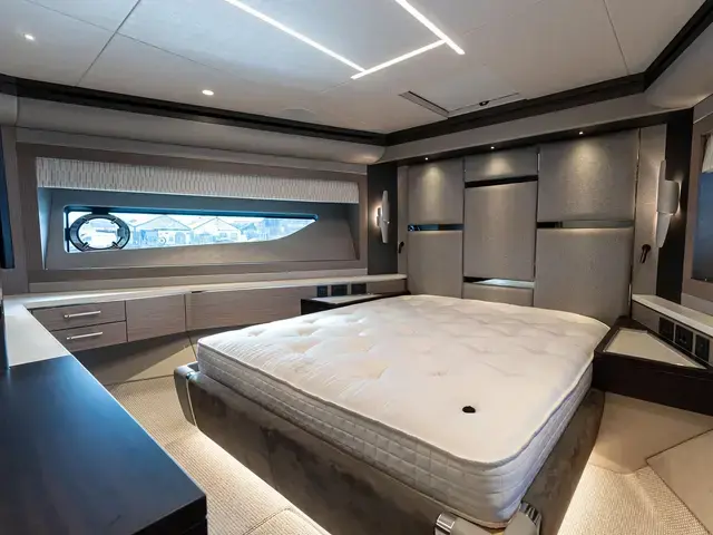 Sunseeker 88 Yacht