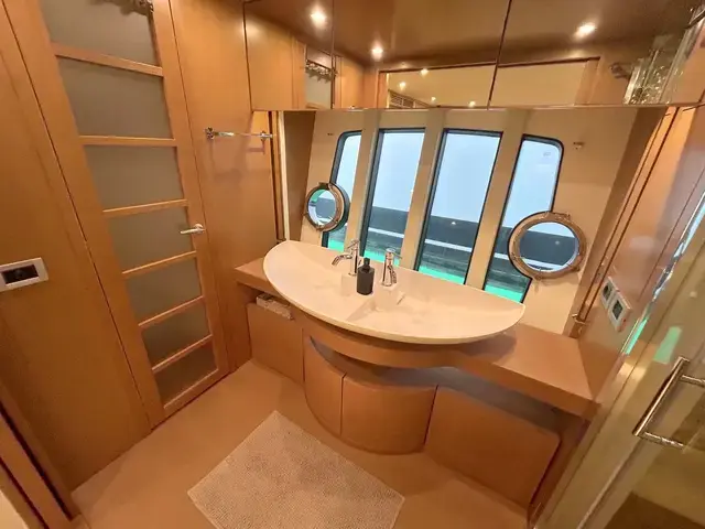 Ferretti Yachts 780 Ht