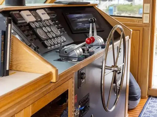 Hatteras 80 Cockpit Motor Yacht