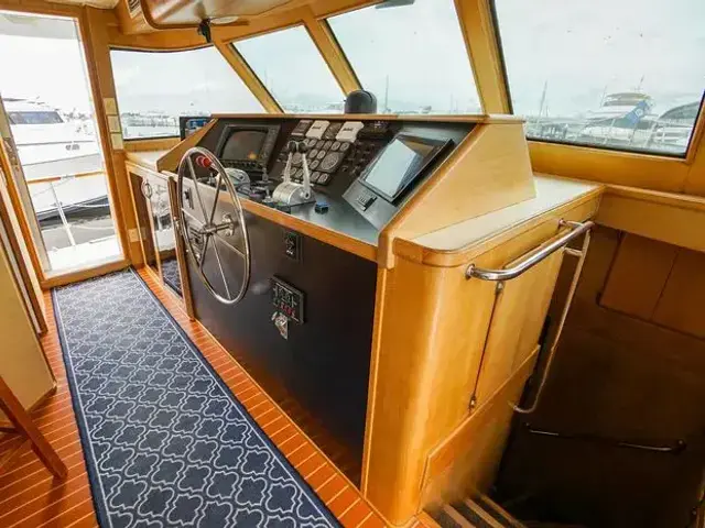 Hatteras 80 Cockpit Motor Yacht