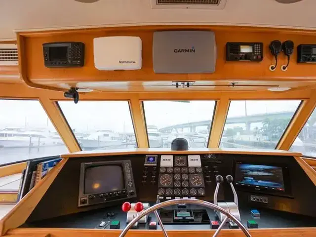 Hatteras 80 Cockpit Motor Yacht