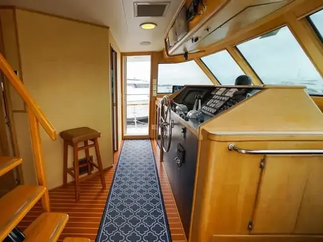 Hatteras 80 Cockpit Motor Yacht