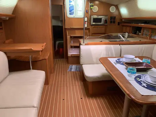 Hunter 45 Deck Salon