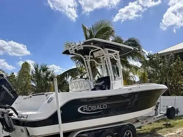 Robalo R242 Explorer CC