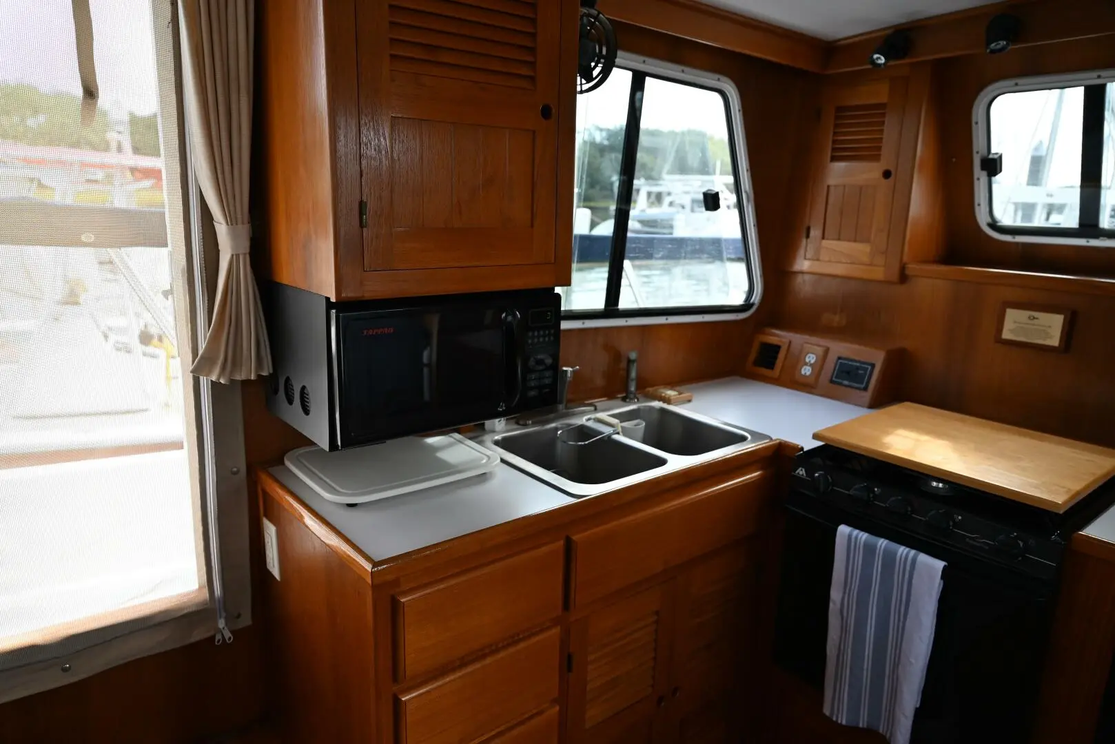 2005 Monk flybridge trawler