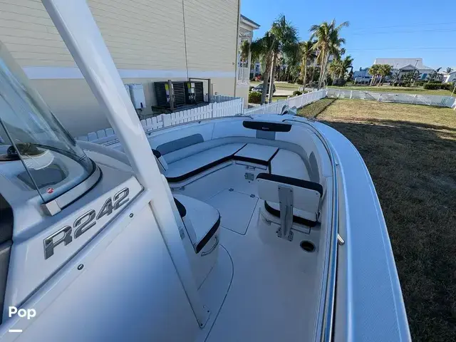 Robalo R242 Explorer CC