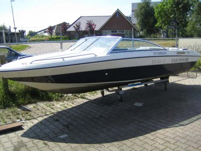 1991 Four Winns 170 freedom closed deck