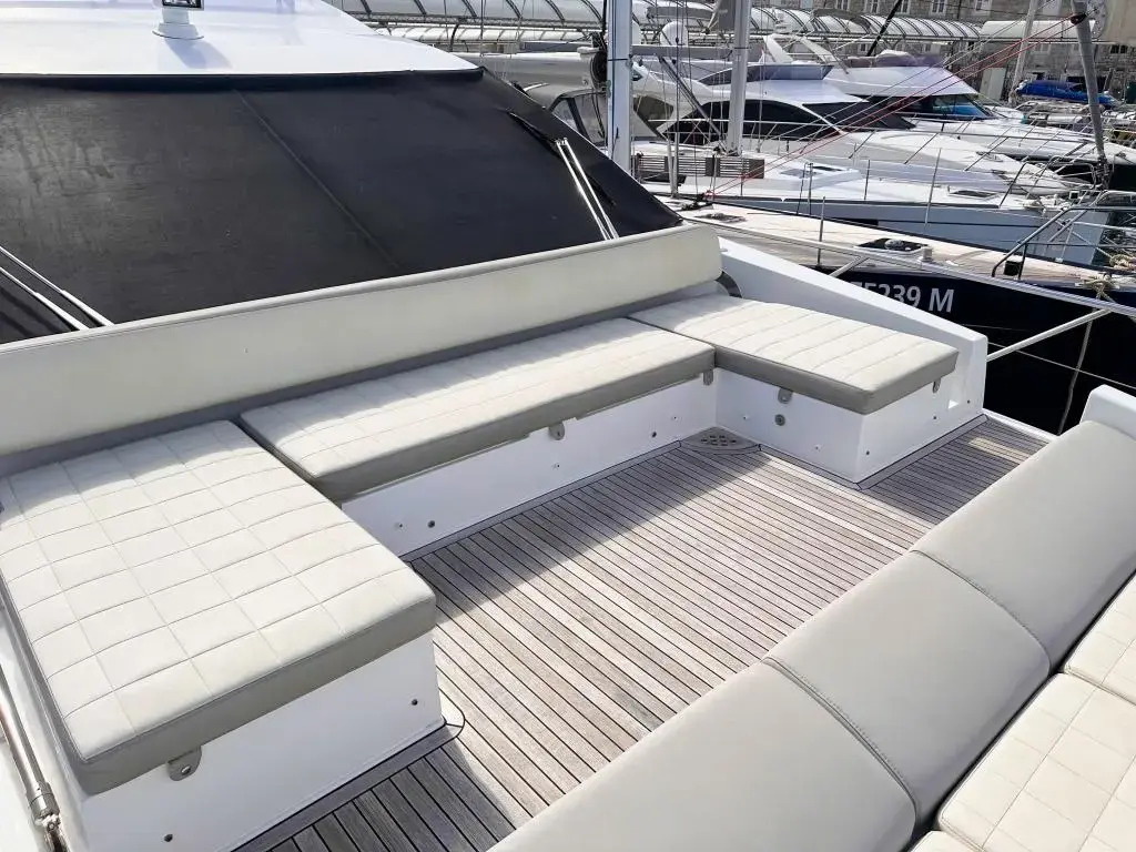 2018 Azimut 66 flybridge