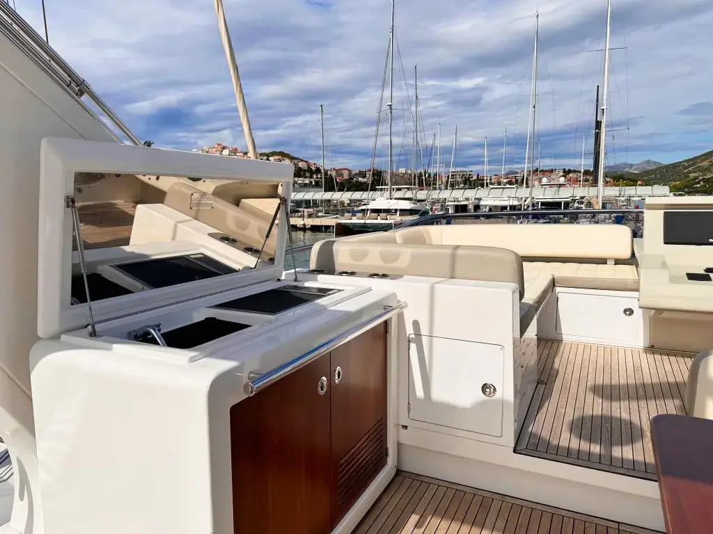 2018 Azimut 66 flybridge