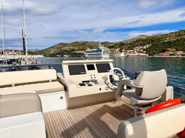 Azimut Flybridge 66