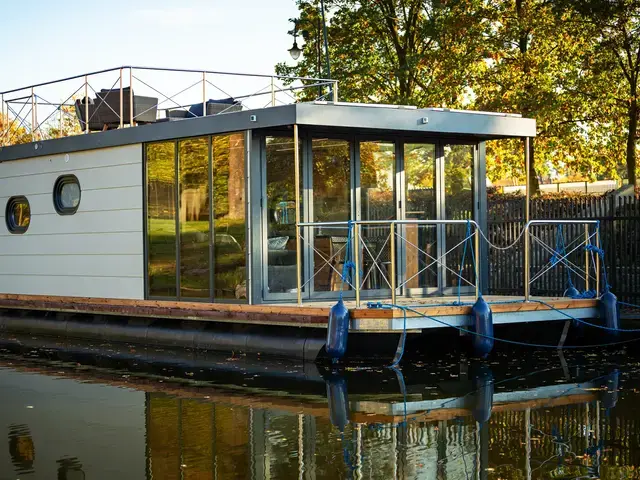 Campi 400 Per Direct In Maasbommel Houseboat