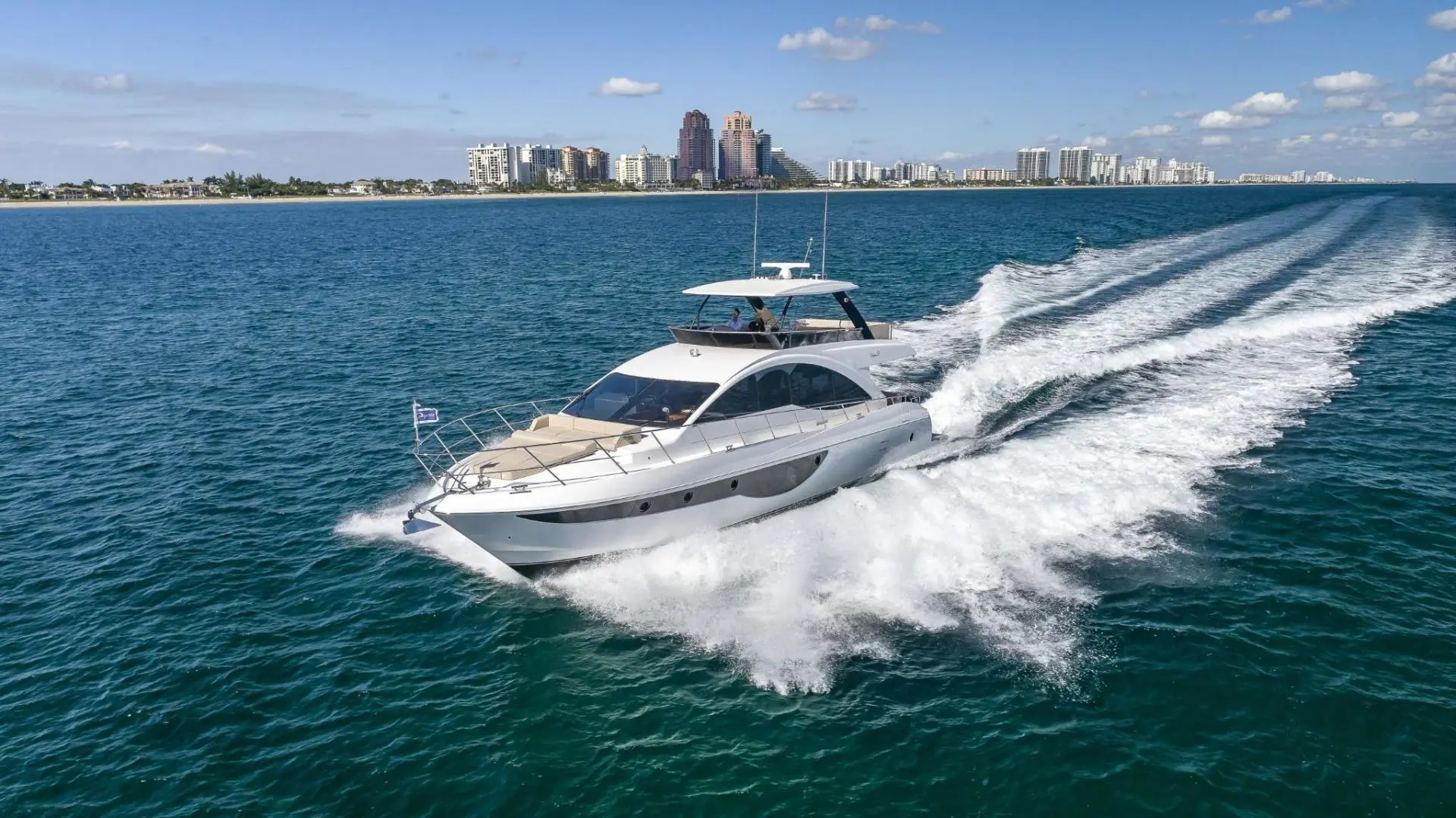 2022 Dyna flybridge 63