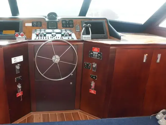 Hatteras 62 Cockpit Motor Yatch