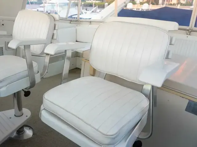 Hatteras 62 Cockpit Motor Yatch