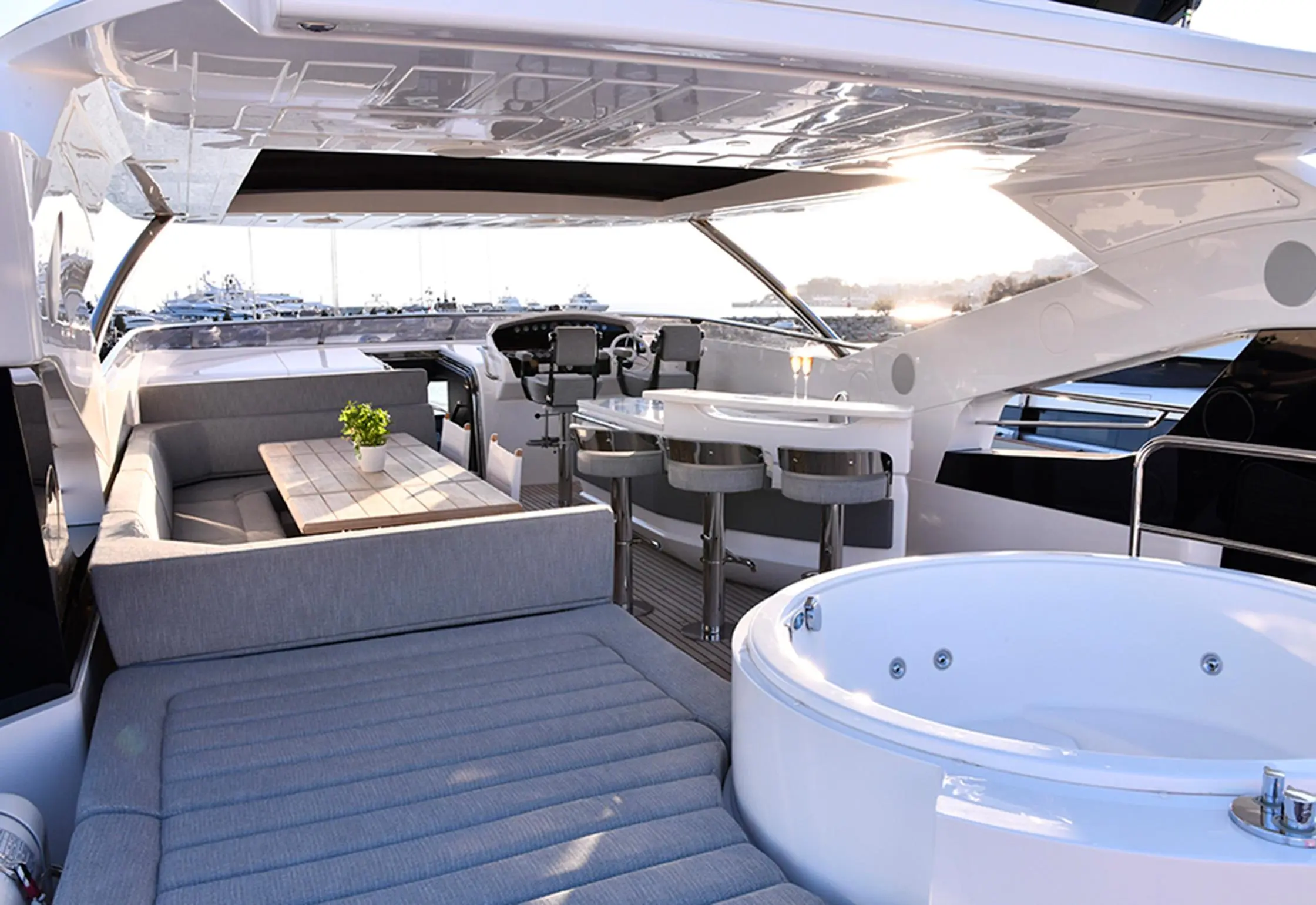 2022 Sunseeker 95 yacht