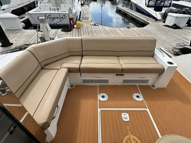 Cruisers Yachts Cantius