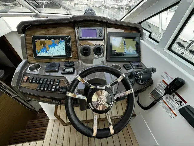 Cruisers Yachts Cantius