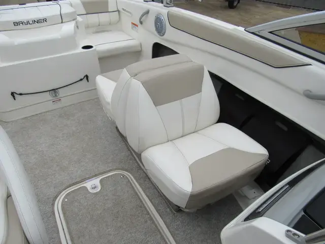 Bayliner 185 Bowrider Flight Series