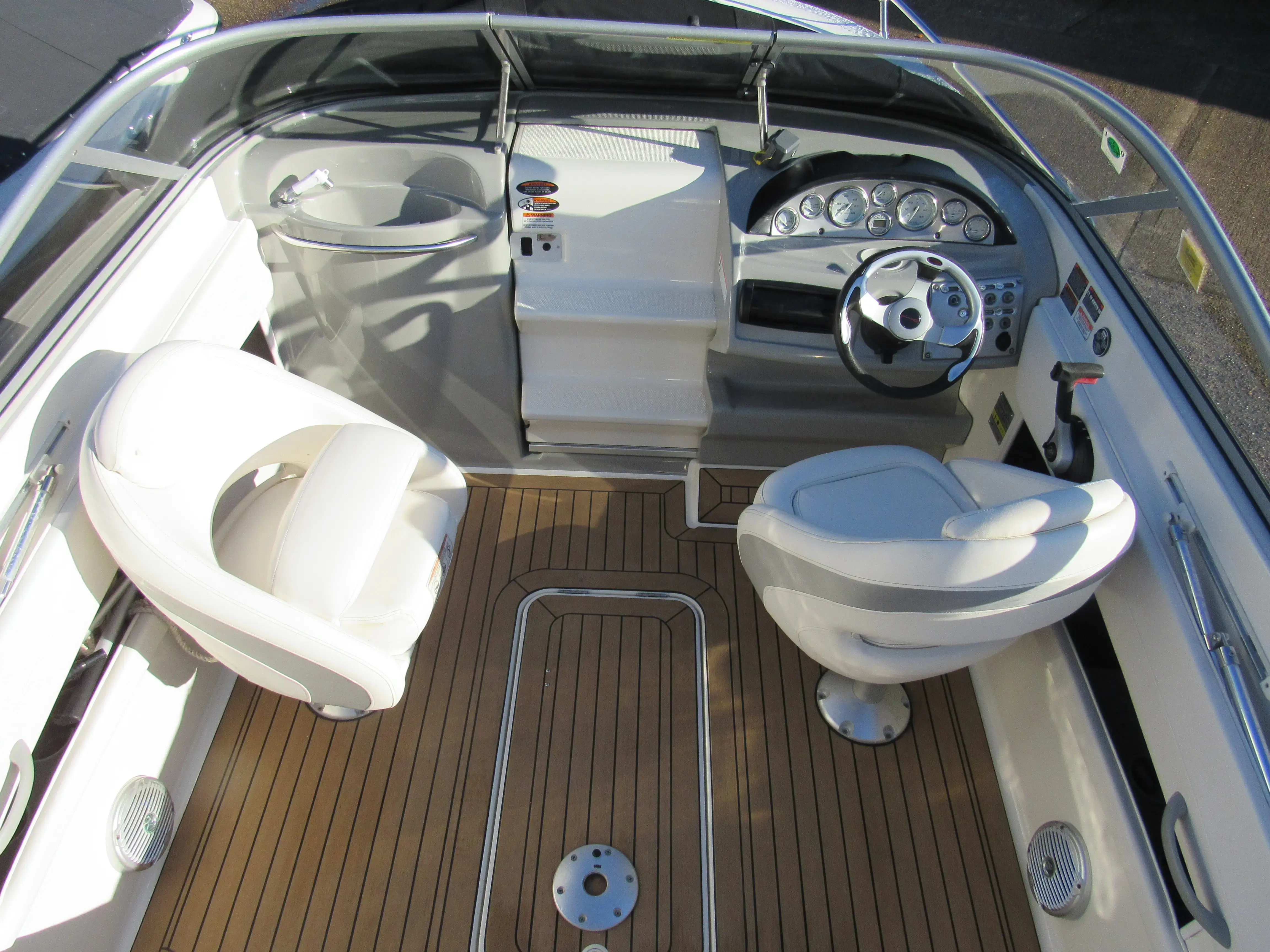 2009 Bayliner 652 cuddy cabin