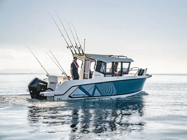 Quicksilver 705 Pilot House Boat