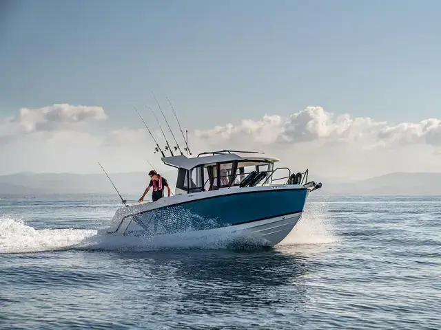 Quicksilver 705 Pilot House Boat