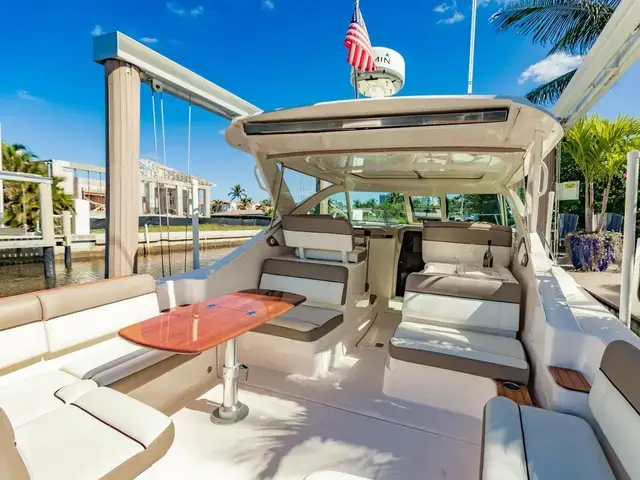 Tiara Yachts 3100 Coronet