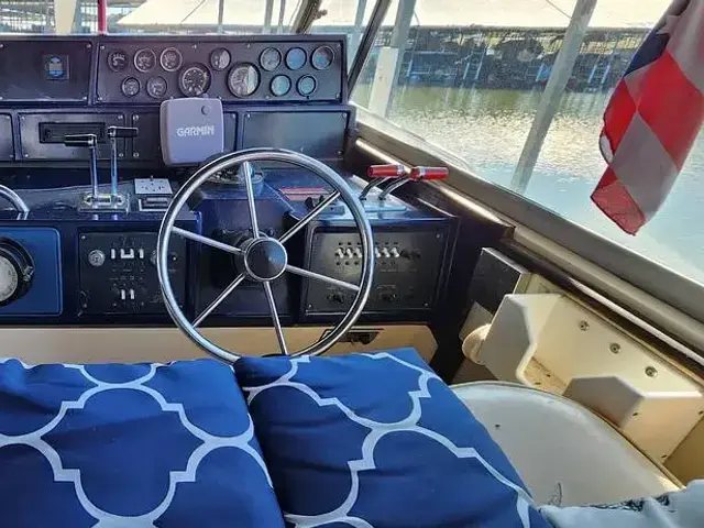 Sea Ray 390 Express Cruiser