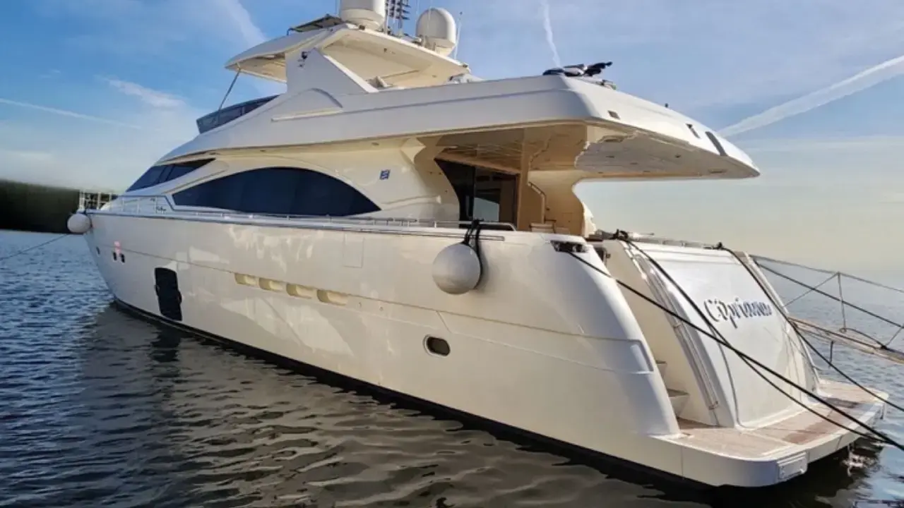 2010 Ferretti 830