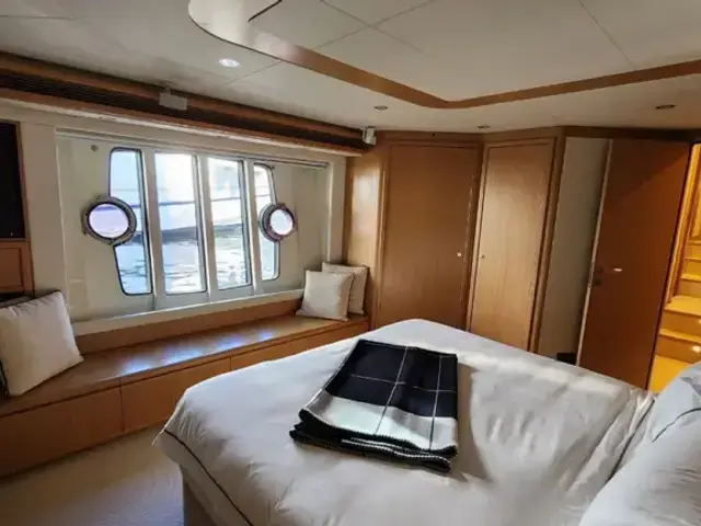 Ferretti Yachts 830