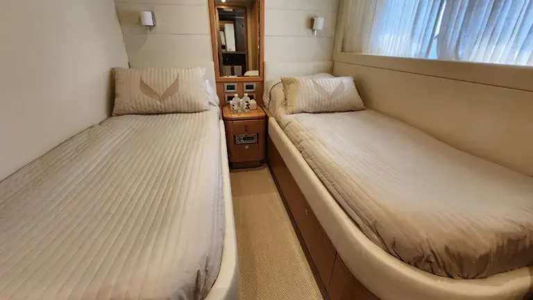 2010 Ferretti 830