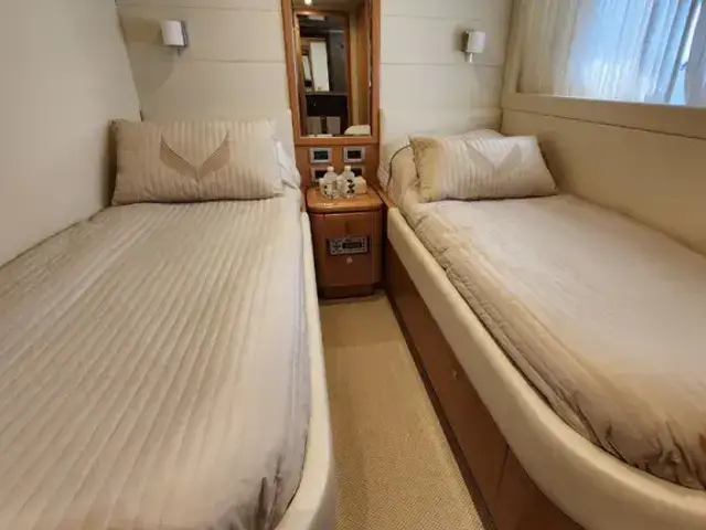 Ferretti Yachts 830