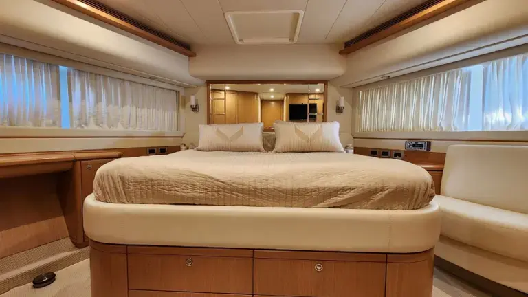 2010 Ferretti 830