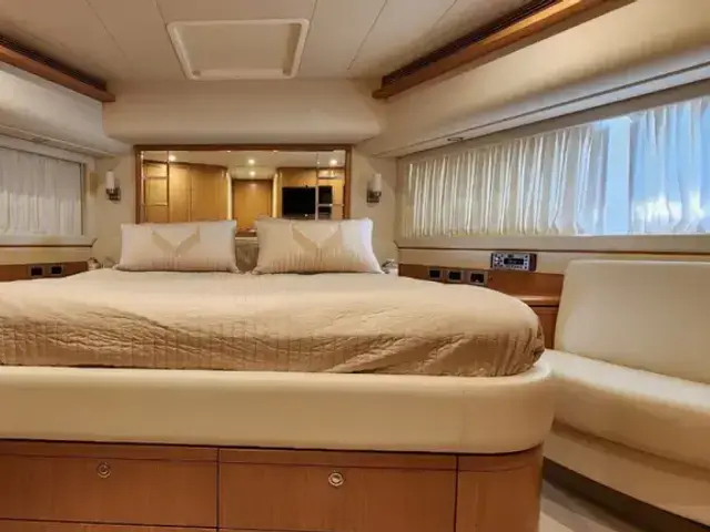 Ferretti Yachts 830