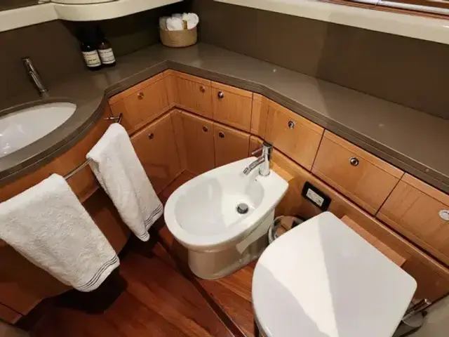 Ferretti Yachts 830