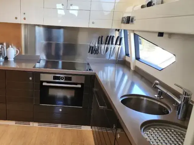 Ferretti Yachts 830