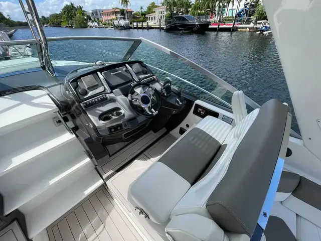 Monterey 335 Sport Yacht