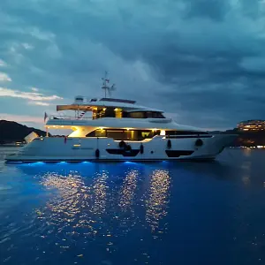 2015 Custom Line Navetta 28