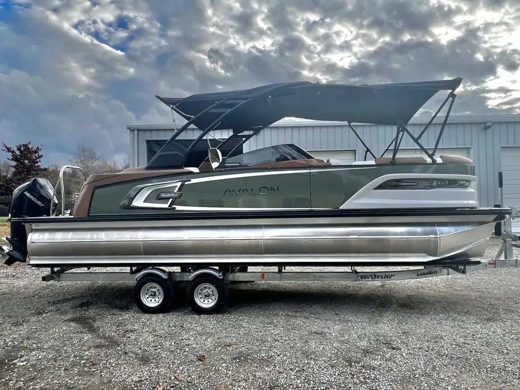 2024 Avalon excalibur ltd 25 elite windshield - triple toon - in stock! rigged & ready!