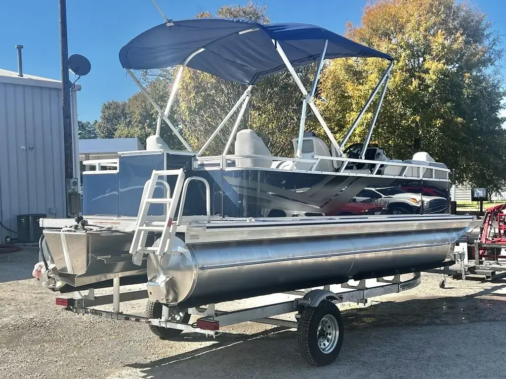 2025 Avalon venture 19 rear fish - in stock