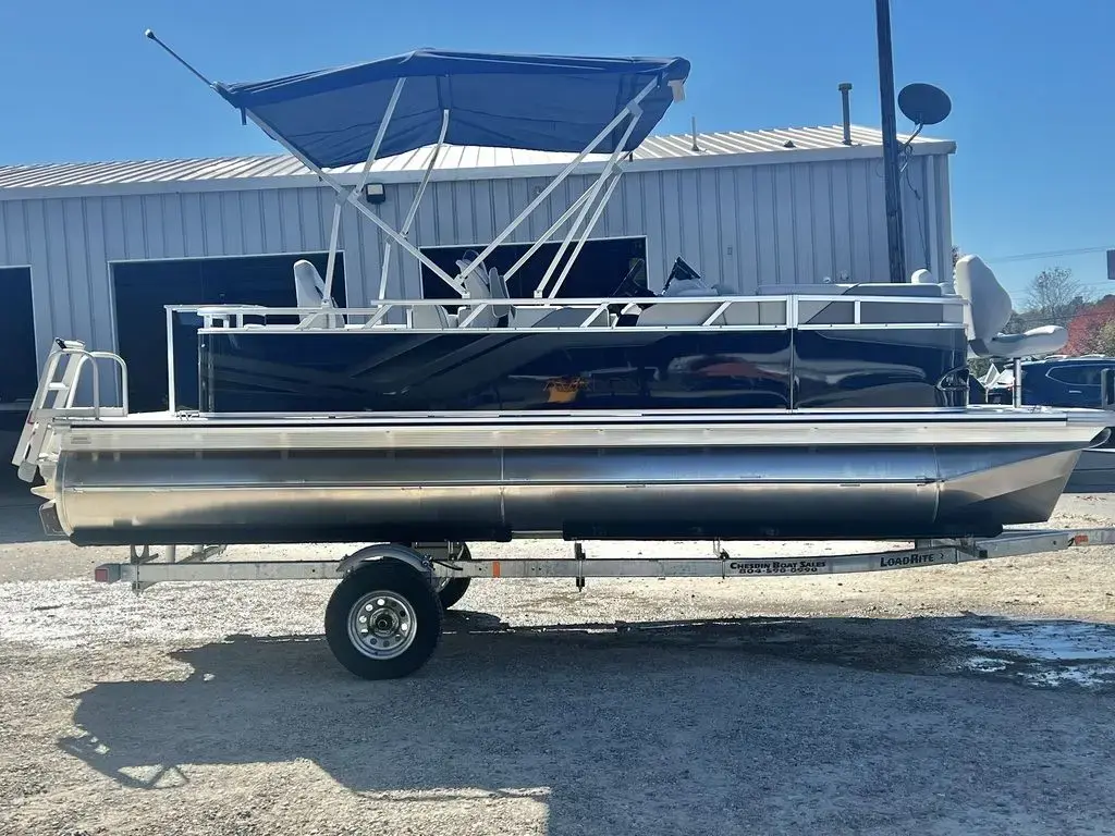 2025 Avalon venture 19 rear fish - in stock