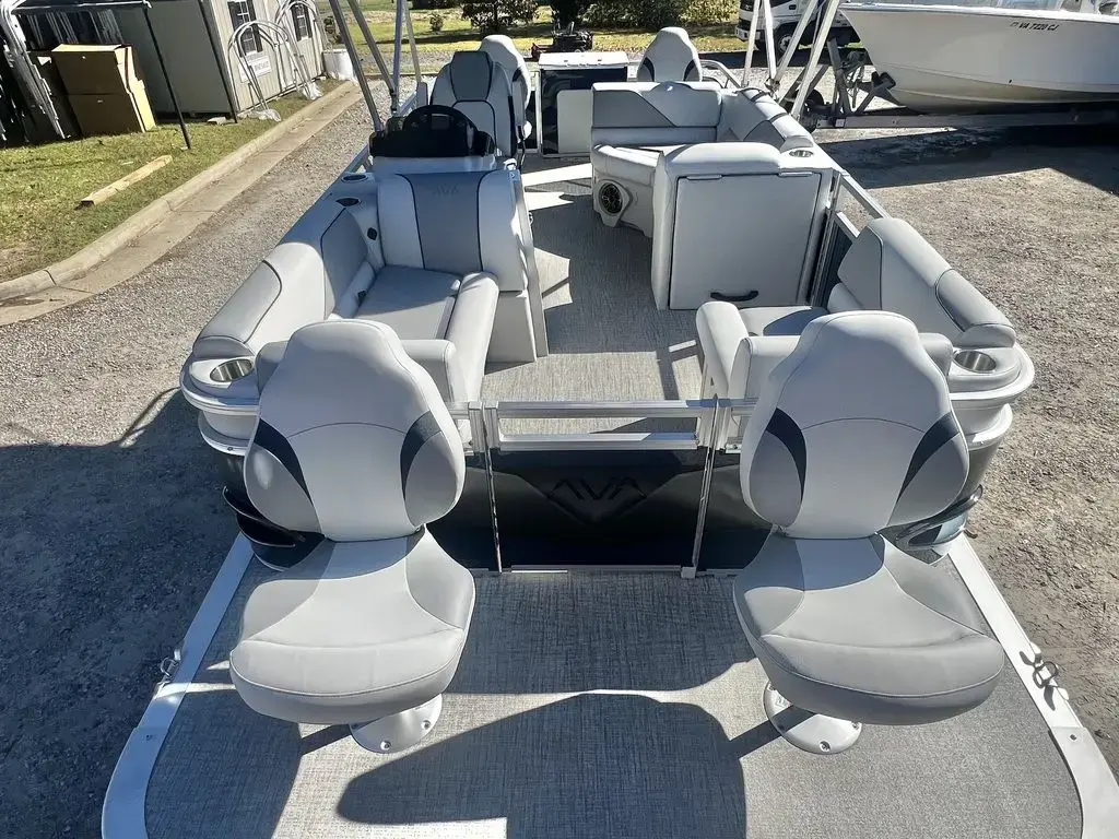 2025 Avalon venture 19 rear fish - in stock