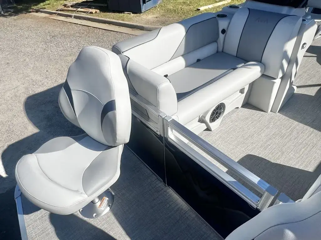 2025 Avalon venture 19 rear fish - in stock