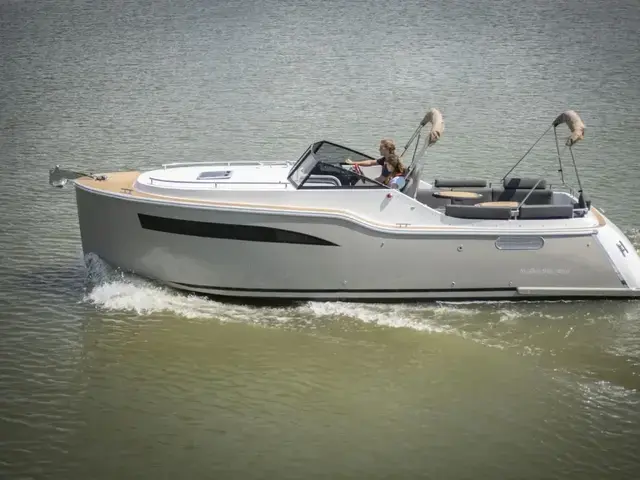 Maxima 920 Retro Cabin Cruiser Boat