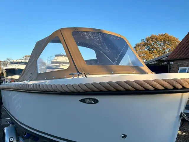 Maxima 490 Day Cruiser Boat