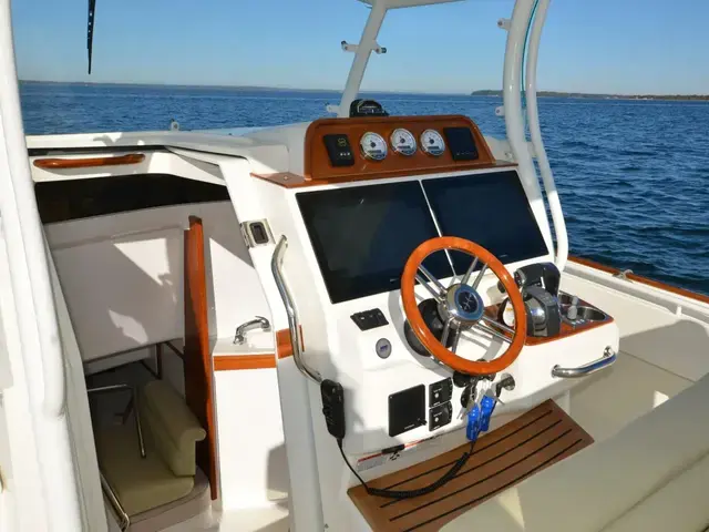 Hunt Yachts 32 CC