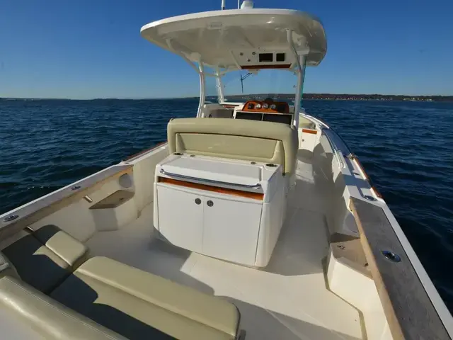 Hunt Yachts 32 CC