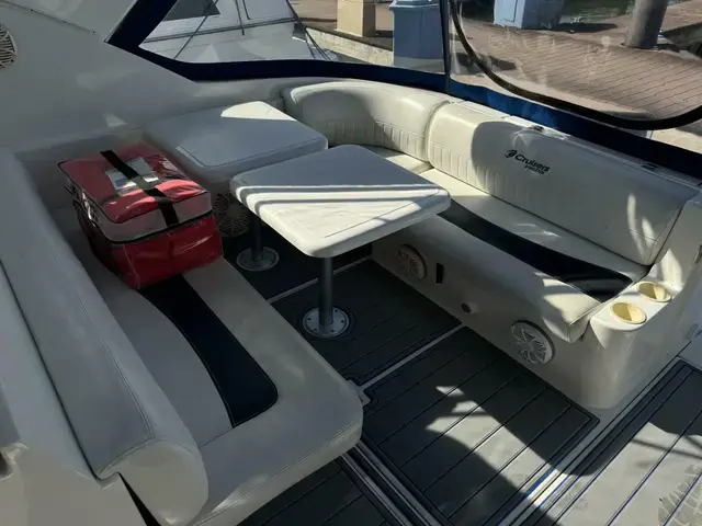 Cruisers Yachts 320